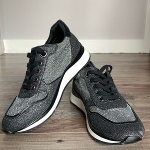 LE CHATEAU Glitter Runners